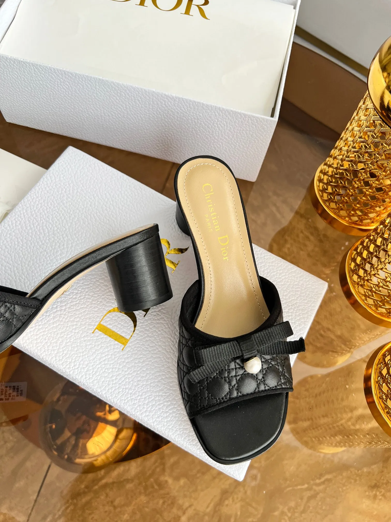 💕💕Factory direct selling price p480💕💕 🔥🔥Hot model👟👟DIOR 2025 early spring new product top version~ Original mold opening, 1:1 reproduction, original Italian last, purchasing agent level, original order quality. The Dway heeled sandals reinterpret Dior's iconic piece for an elegant look. The upper's delicate buckle strap highlights the 'CHRISTIAN DIOR' signature embroidery. Exquisite style. It is an ideal item to match with formal looks. ✅Outsole: original leather outsole imported from Italy. The sole is decorated with Christian Dior's lucky star symbol. ✅Size: 35～39 (40-41🉑customized). ✅Packaging: full set of original counter packaging.